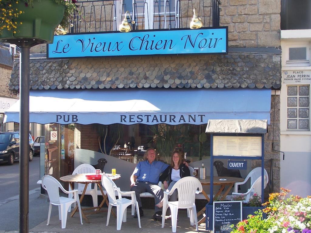 Le Vieux Chien Noir Hotel Évran Exterior foto